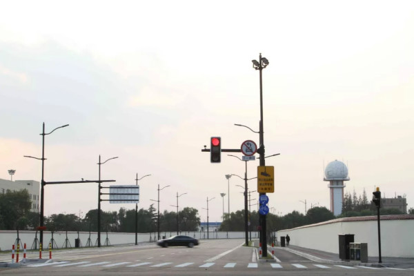 進口博覽會周邊道路多桿合一路燈