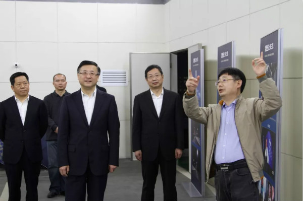 上海市委常委、市委政法委書記陳寅（中）、閔行區(qū)區(qū)委書記朱芝松（右二）、區(qū)委常委、政法委書記劉豫峰（左一）聽取上海三思總裁王鷹華（右一）介紹LED相關(guān)技術(shù)和產(chǎn)品