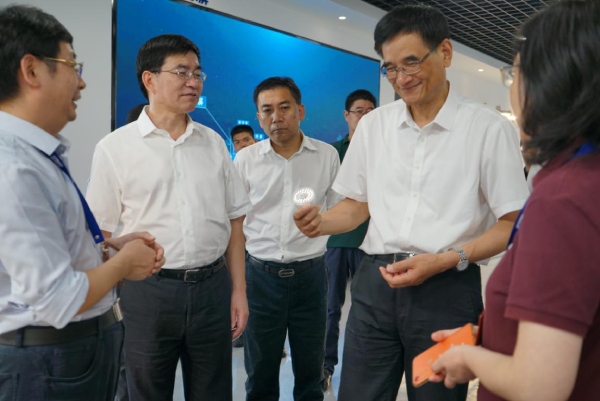 熊建平等領(lǐng)導(dǎo)一行仔細觀摩植物生長燈