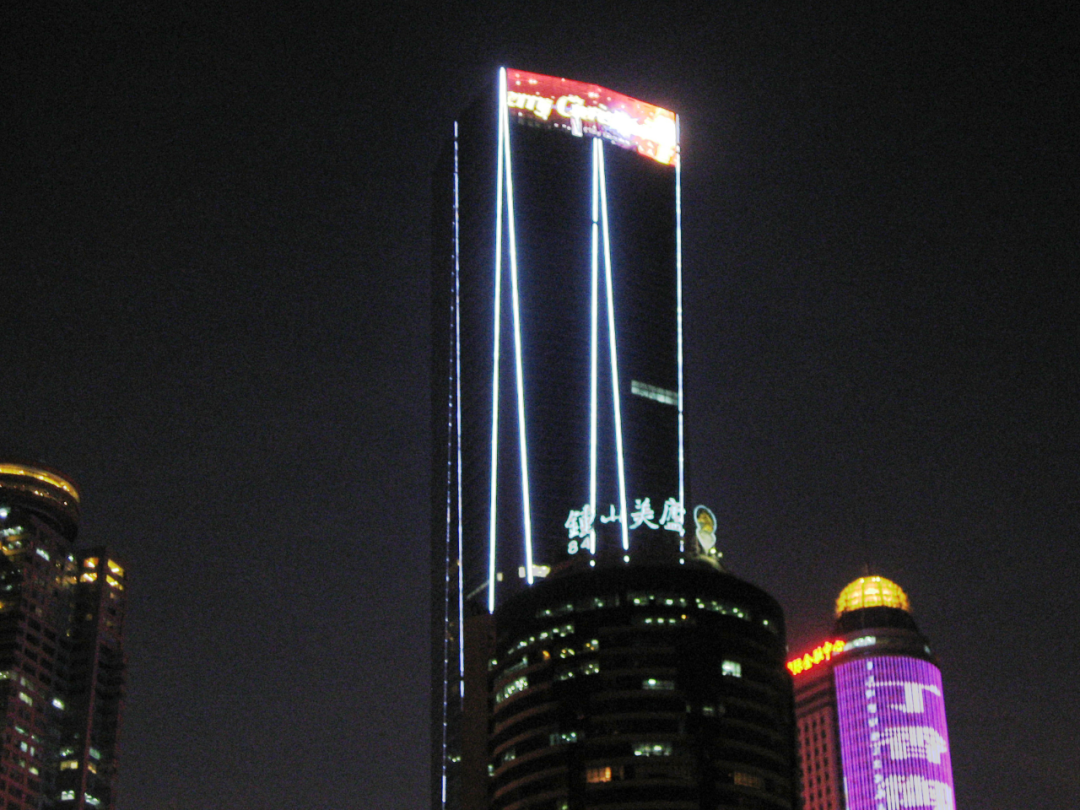 新百大廈筆直的樓體、流暢的光影線條,與周邊的建筑交相輝映,讓古樸的南京城更增一分時尚浪漫的氣質。 新百大廈筆直的樓體、流暢的光影線條,與周邊的建筑交相輝映,讓古樸的南京城更增一分時尚浪漫的氣質。