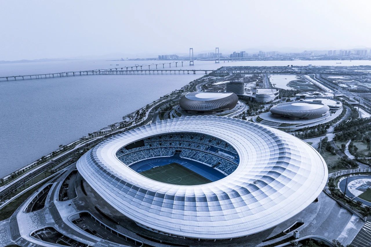 又一創(chuàng)新,三思,雙升降,LED斗屏,點亮,廣州,大灣區(qū),文化體育中心