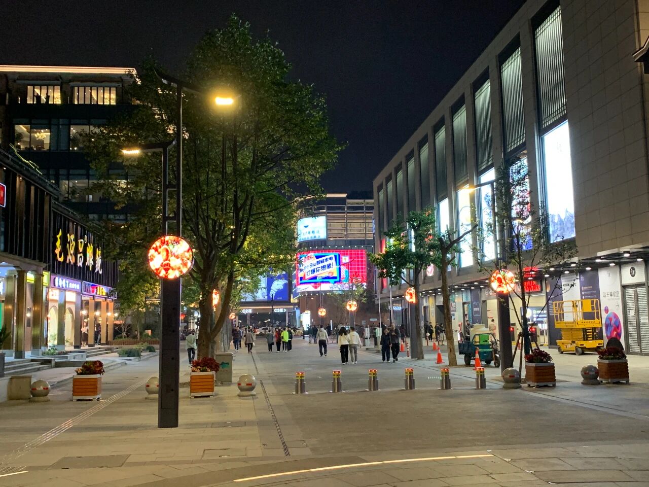 當我們追光時,也在追尋你,三思LED,照亮家國,同慶之路